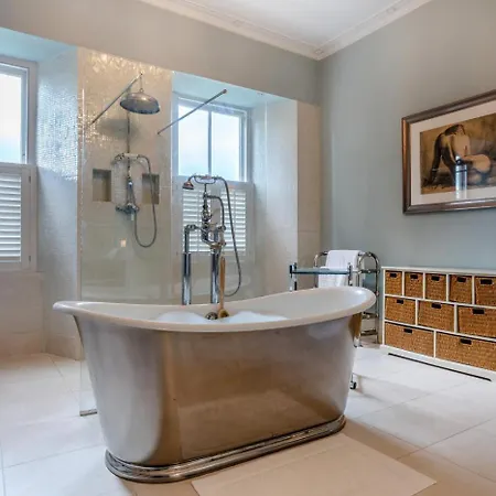 8 Bed In West Oc-g33289